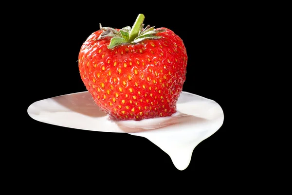 Strawberry in cream. — Stock Photo, Image