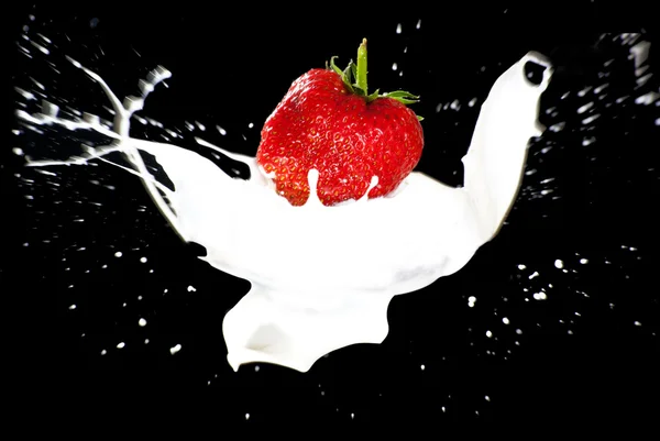 Strawberry Making A Splash — Stock Photo, Image