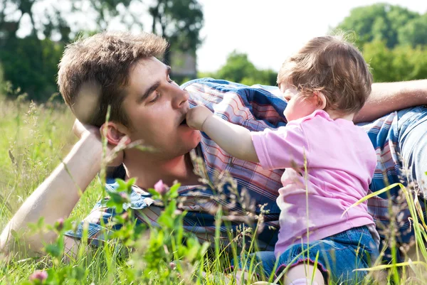 Pai e filha ao ar livre — Fotografia de Stock