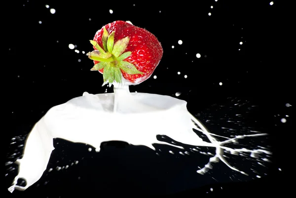 Strawberry Making A Splash — Stock Photo, Image