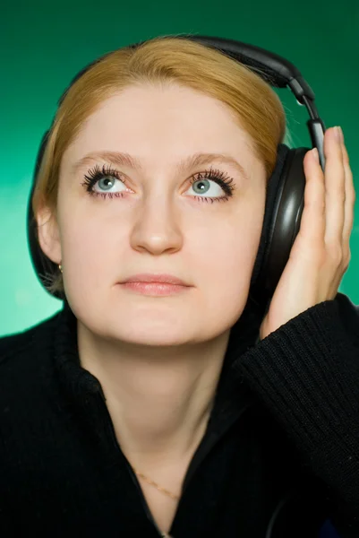 Jonge vrouw luistert naar muziek. — Stockfoto