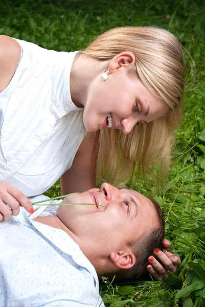 Couple aimant dans le parc — Photo