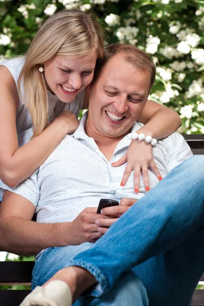 Couple attrayant avec téléphone portable — Photo