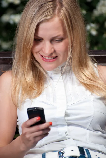 携帯電話を持つ若い美しい女性. — ストック写真