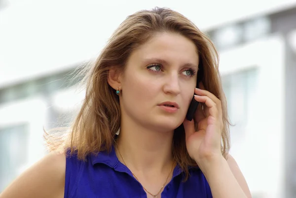 Cep telefonu olan genç kadın — Stok fotoğraf