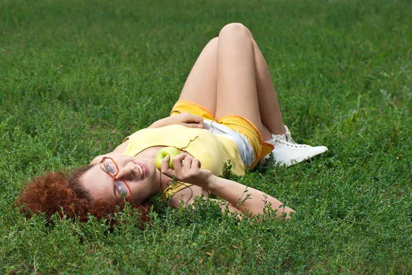 Genç kadın bir çayır — Stok fotoğraf