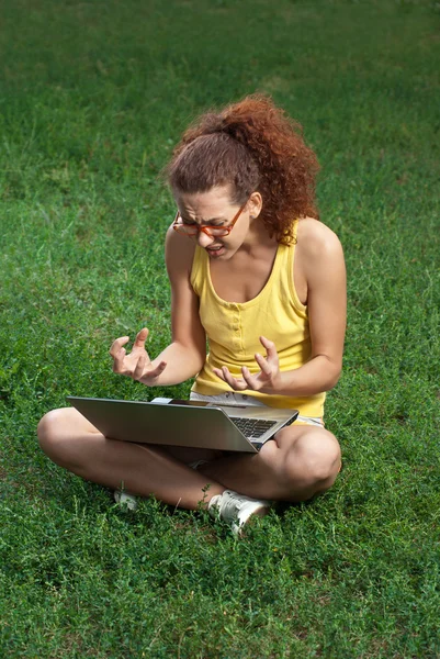 Frustrated young woman with laptop — Stock Photo, Image