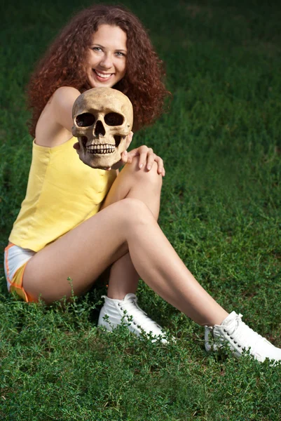 Beautiful women and skull. — Stock Photo, Image