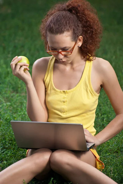 Belles femmes avec ordinateur portable un parc . — Photo