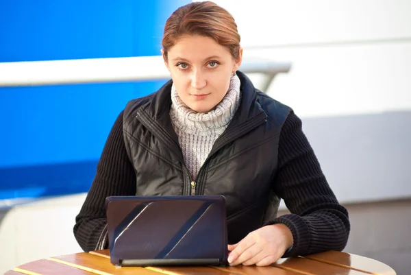 咖啡厅在笔记本电脑的妇女 — 图库照片