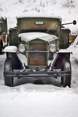 kar altında eski kamyon