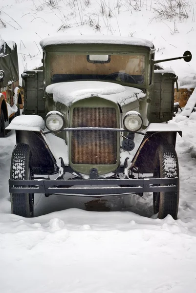 Régi teherautók-hó alatt — Stock Fotó