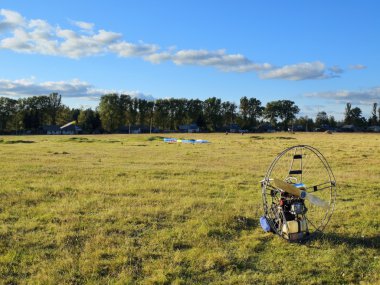 güneş ışığı medow üzerinde paraplane