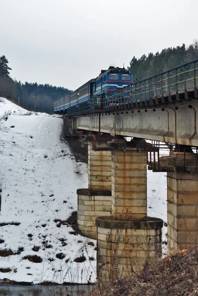 Tren de pasajeros en el paisaje invernal — Foto de Stock