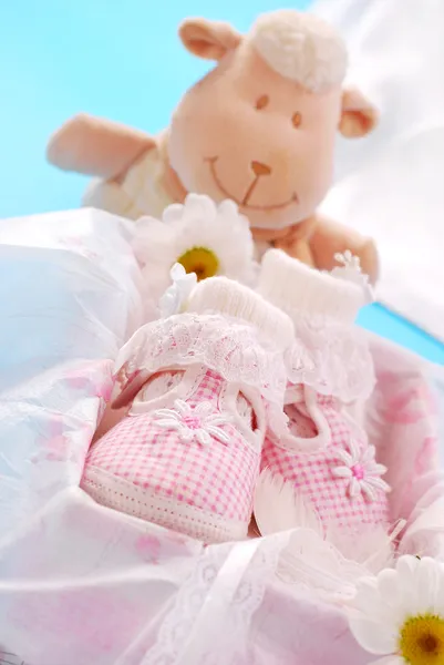 Zapatos de bebé para niña en caja de regalo — Foto de Stock