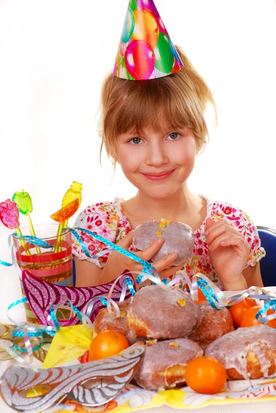 Маленькая девочка на дне рождения — стоковое фото