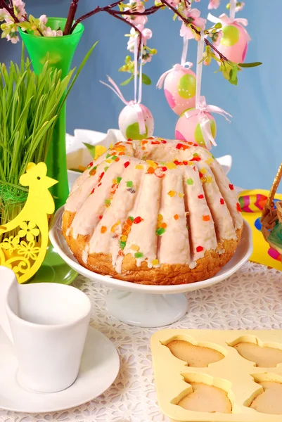 반지 케이크와 함께 부활절 테이블 장식 — 스톡 사진