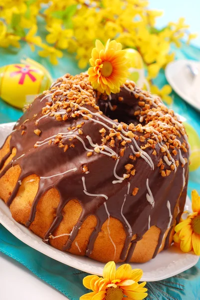 Шоколадний кільцевий торт на Великдень — стокове фото