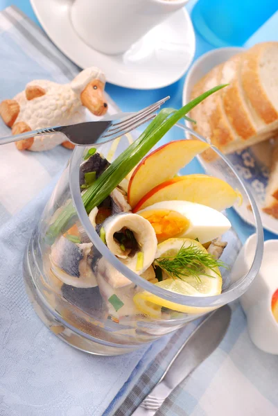 Salada de arenque em tigela de vidro para Páscoa — Fotografia de Stock