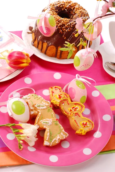 Velikonoční stůl s cookies a prsten dort — Stock fotografie