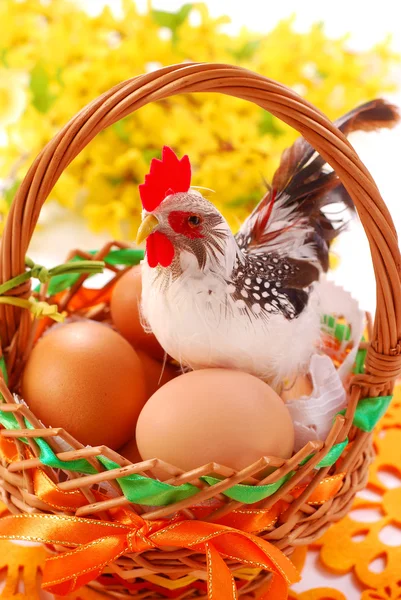 Великодній кошик з яйцями і півень — стокове фото