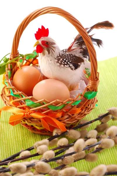 Osterkorb mit Eiern und Hahn — Stockfoto