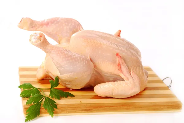 Rå hel kyckling — Stockfoto