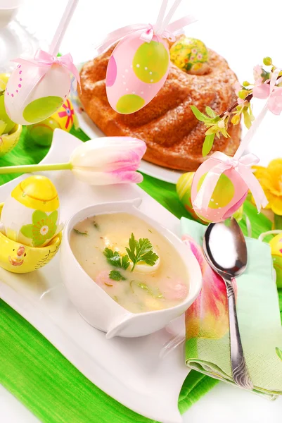 Witte Borsjt en ring taart voor Pasen — Stockfoto