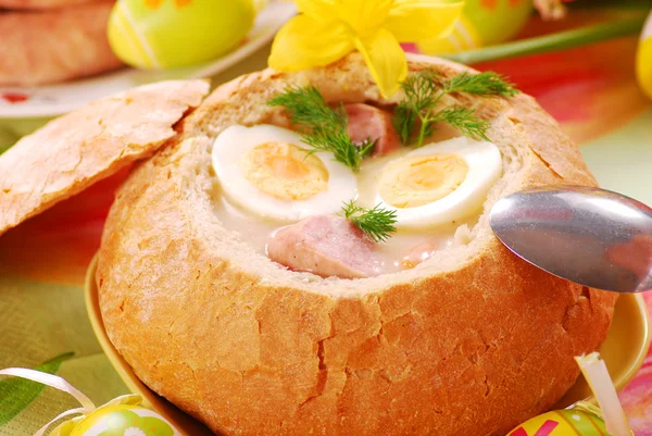 Borscht bianco in ciotola del pane — Foto Stock