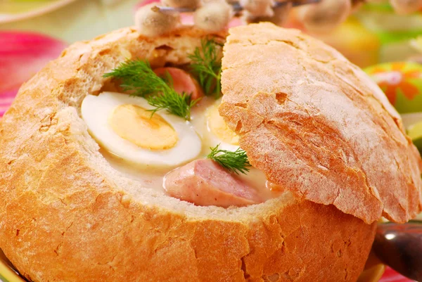 Witte Borsjt in kom van het brood — Stockfoto