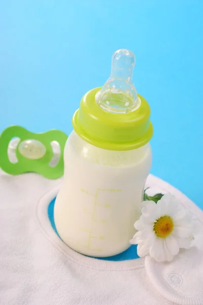 Botella de leche para bebé — Foto de Stock