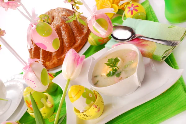 白色罗宋汤和复活节的环形蛋糕 免版税图库照片
