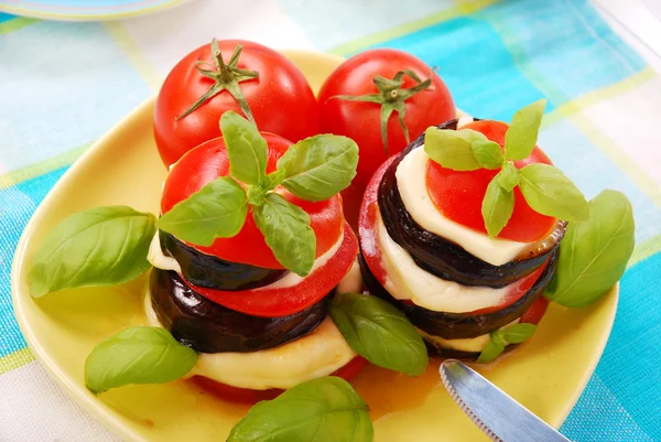 Grillet aubergine med tomat Royaltyfrie stock-billeder