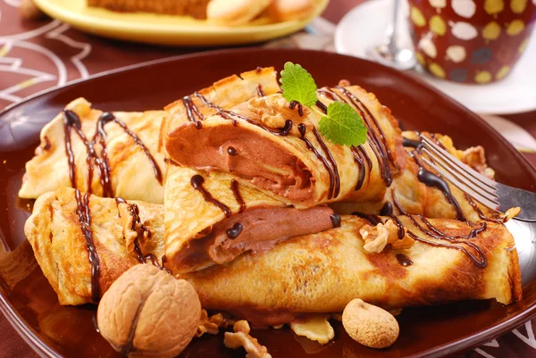 Pfannkuchen mit Schokoladenmousse — Stockfoto