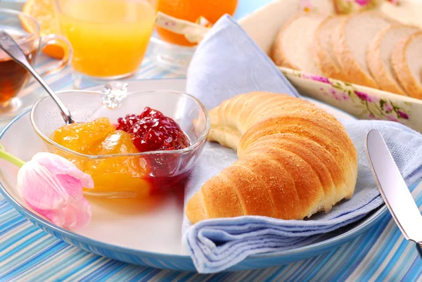 Croissanter till frukost — Stockfoto