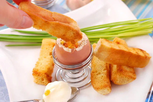 Ontbijt met zacht gekookt eieren — Stockfoto