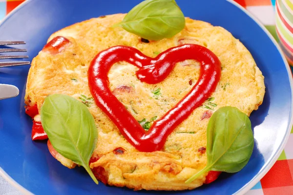 Omelett med korv och röd paprika — Stockfoto