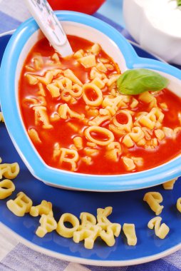 çocuk için makarna ile domates çorbası