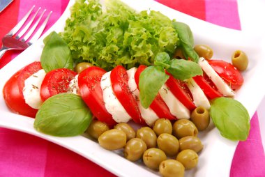 Caprese salatası