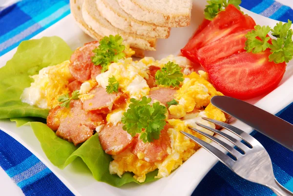 Scrambled eggs with sausage — Stock Photo, Image