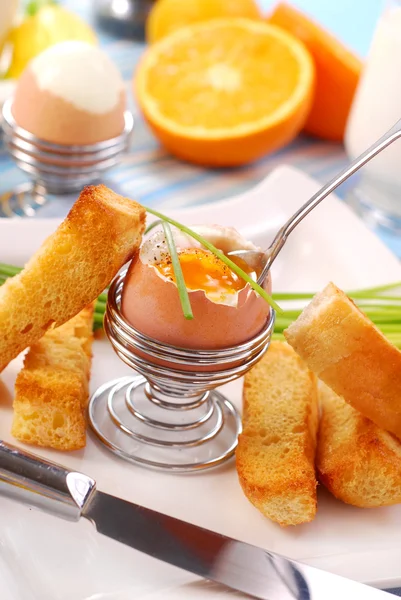 与半熟的鸡蛋早餐 — 图库照片