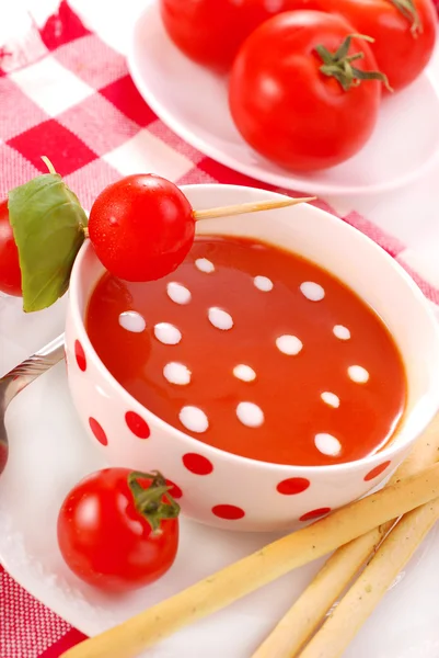 Sopa de tomate con gotas de crema —  Fotos de Stock