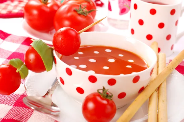 Sopa de tomate com gotas creme — Fotografia de Stock
