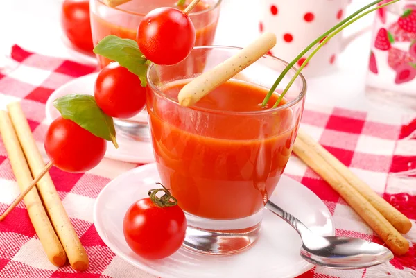 Sopa de tomate com em vidro — Fotografia de Stock