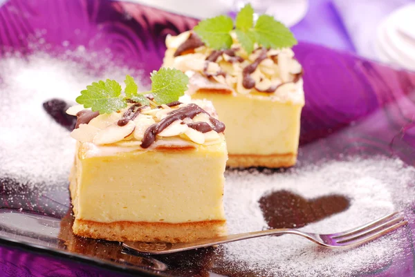 Cheesecake op paarse plaat — Stockfoto