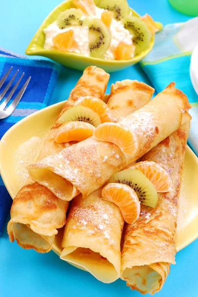 Pfannkuchen mit Orange und Kiwi — Stockfoto