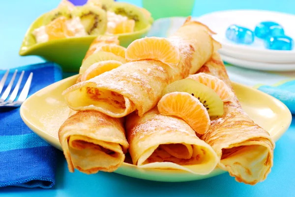 Portakal ve kivi ile Pancakes — Stok fotoğraf