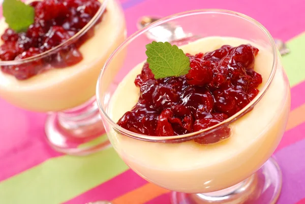 Десерт с вишневым конфитюром — стоковое фото