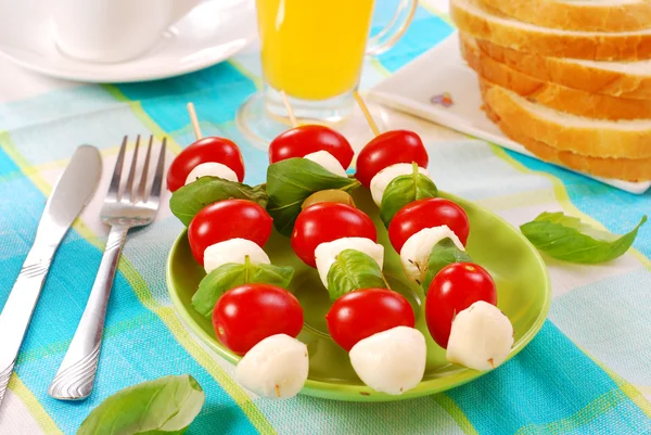 Mozzarella, tomates e azeitonas shashlik — Fotografia de Stock