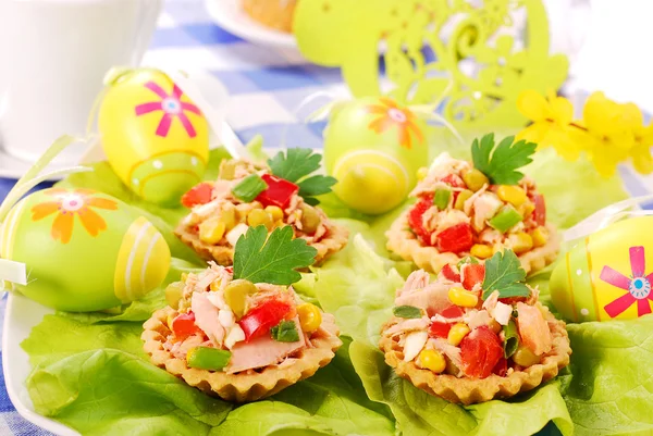 Sałatka z tuńczyka w tartlets na Wielkanoc — Zdjęcie stockowe
